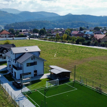 Casa Cu Teren De Fotbal