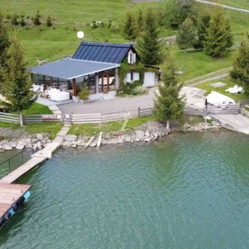 Casa Pescarului lângă lac cu ponton